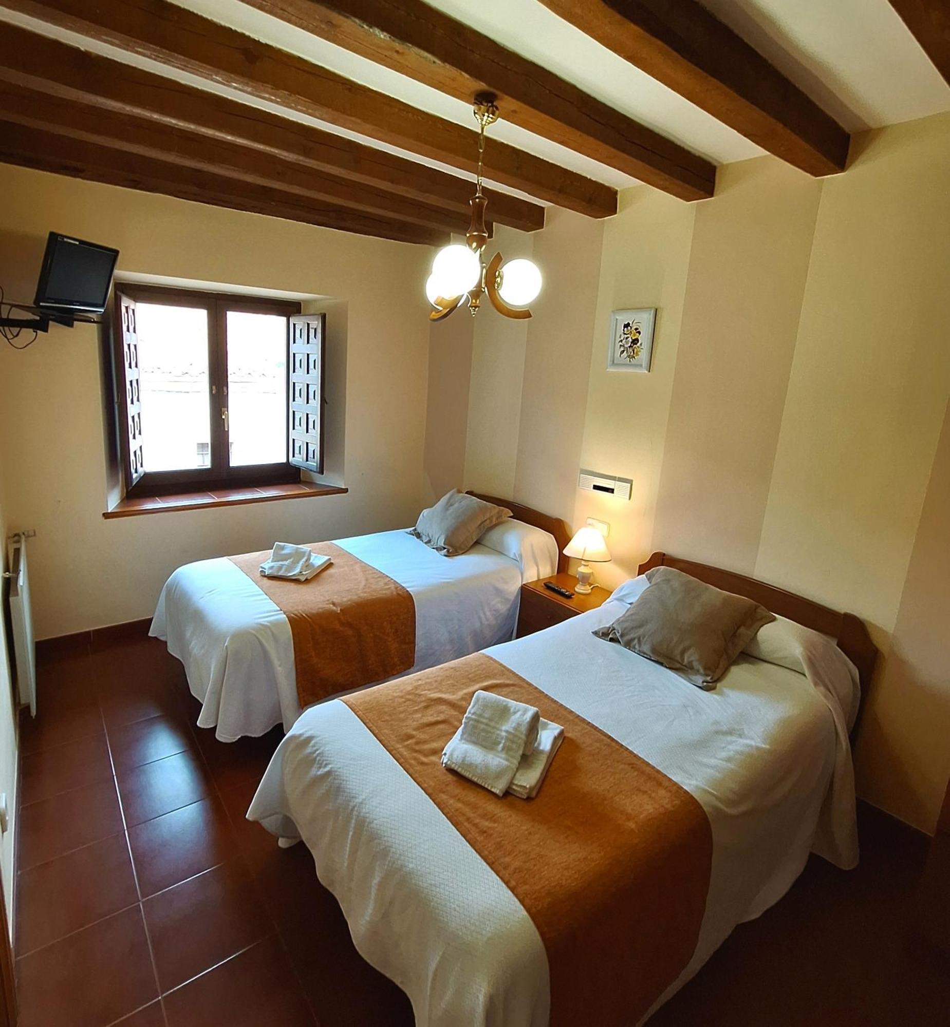 Hostal Rio Duero Molinos de Duero Luaran gambar